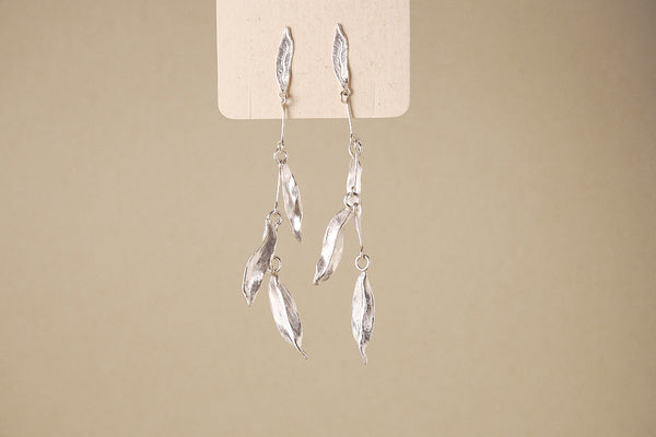 ARETES LARGOS HOJITAS CURCUMA PLATA LEY  950